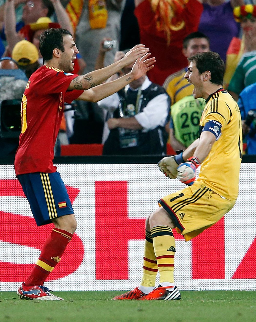 Jsme ve finále! Penaltový hrdina Fabregas se objímá s gólmanem Ikerem Casillasem