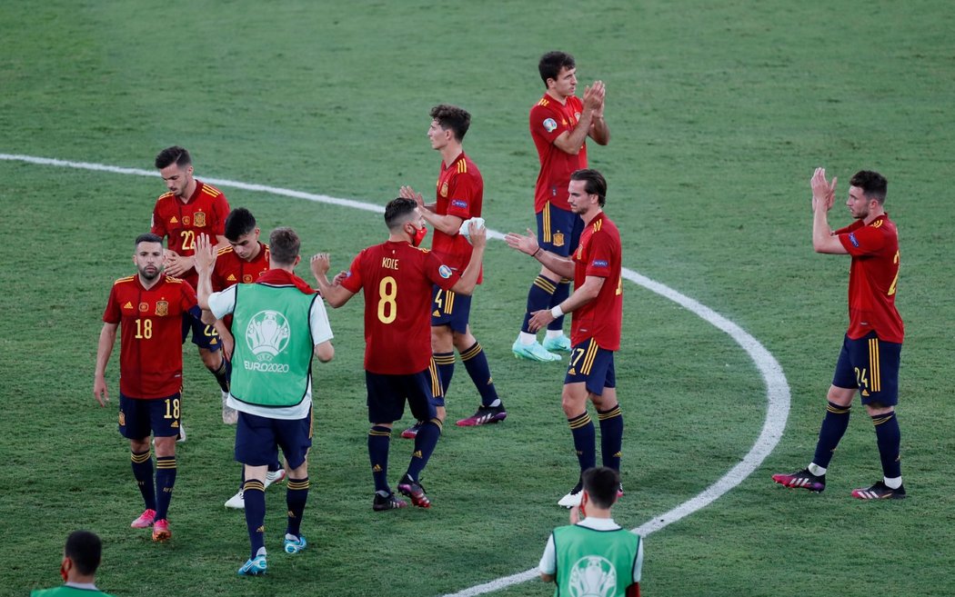 Zklamaní španělští fotbalistů po remízovém utkání s Polskem na EURO