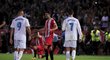 Karim Benzema a Cristiano Ronaldo zklamaně opouští hřiště po prohře v Gironě
