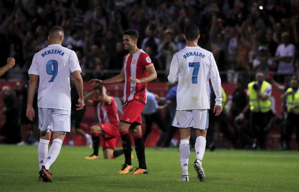 Karim Benzema a Cristiano Ronaldo zklamaně opouští hřiště po prohře v Gironě