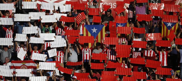 Fanoušci Girony v hledišti mávali i katalánskými vlajkami...