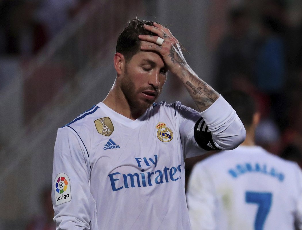 Zklamaný Sergio Ramos se chytá za hlavu v zápase s Gironou