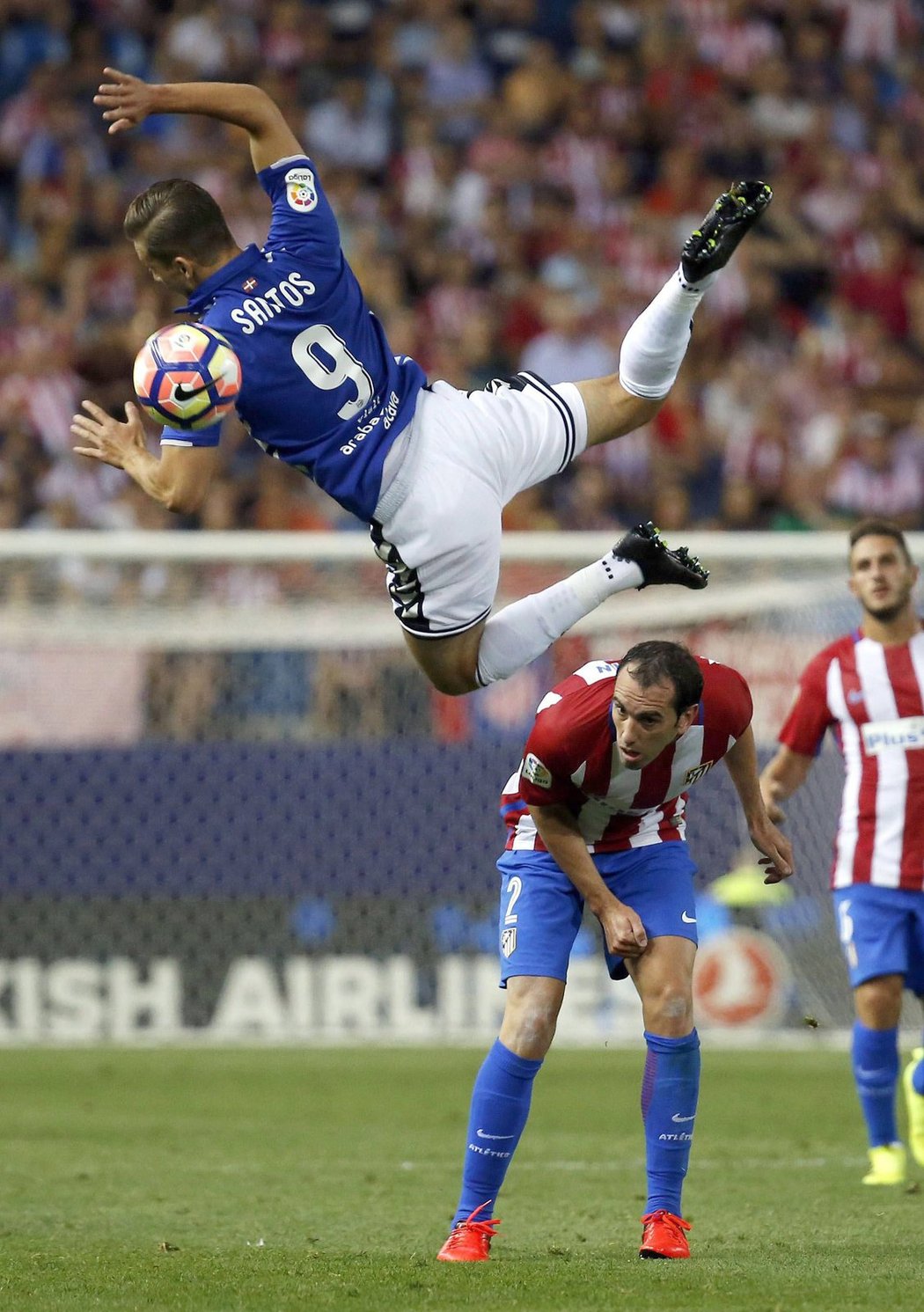 Christian Santos se pěkně proletěl přes madridského Diego Godina