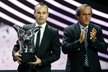 Španělský záložník Andrés Iniesta převzal z rukou šéfa UEFA Michela Platiniho trofej pro nejlepšího hráče Evropy