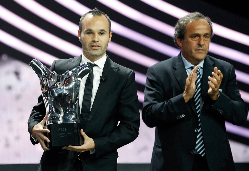 Španělský záložník Andrés Iniesta převzal z rukou šéfa UEFA Michela Platiniho trofej pro nejlepšího hráče Evropy
