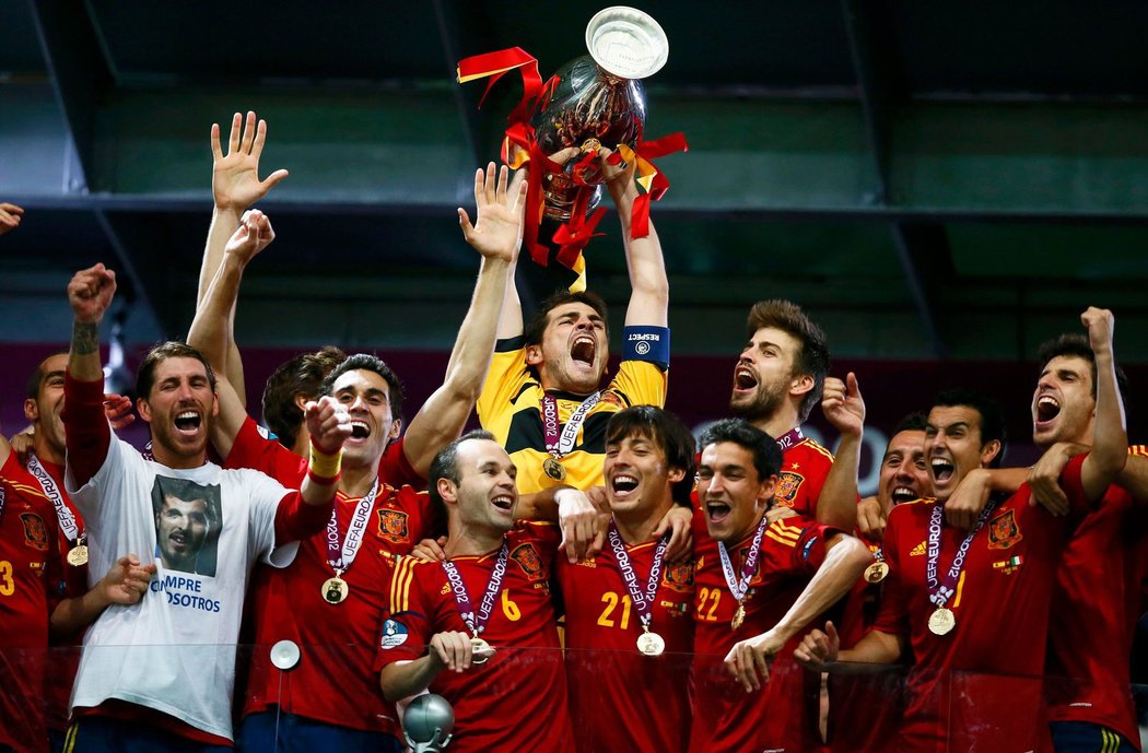 Mistřiii! Kapitán Iker Casillas zvedá pohár pro vítěze EURO