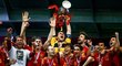 Mistřiii! Kapitán Iker Casillas zvedá pohár pro vítěze EURO
