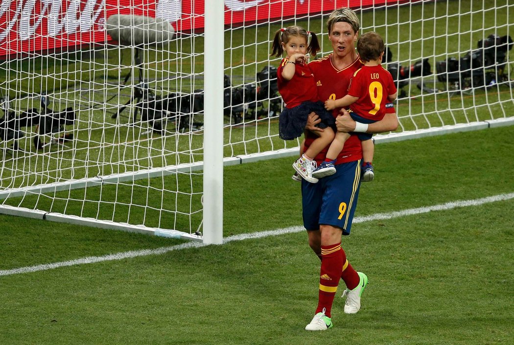 Fernando Torres odnáší své ratolesti, které mu přišli poblahopřát přímo na trávník