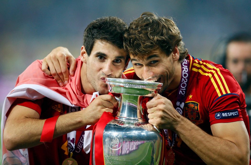 S trofejí se mazlí Javi Martinez (vlevo) a Fernando Llorente