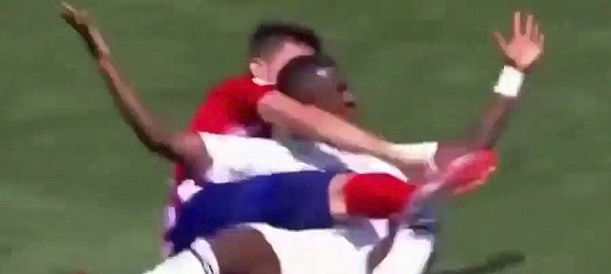 Kapitán rezervy Atlétika Madrid Tachi se pokusil kousnout Brazilce Viniciuse z Realu