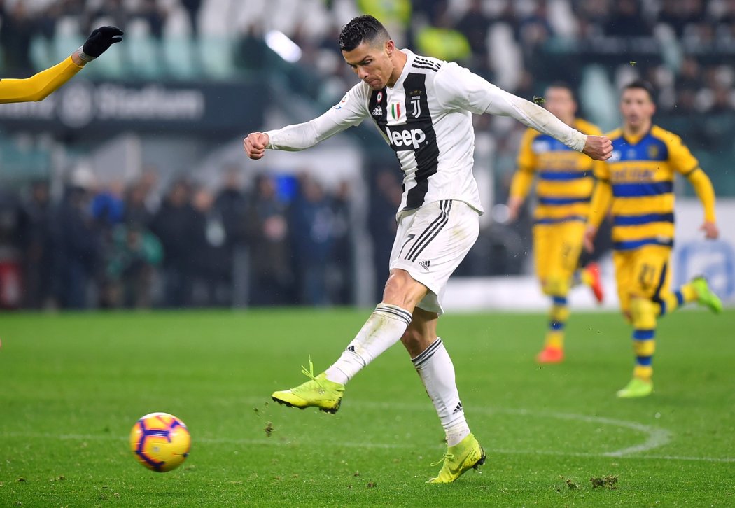 Cristiano Ronaldo poslal Juventus do vedení nad Parmou ve 36. minutě