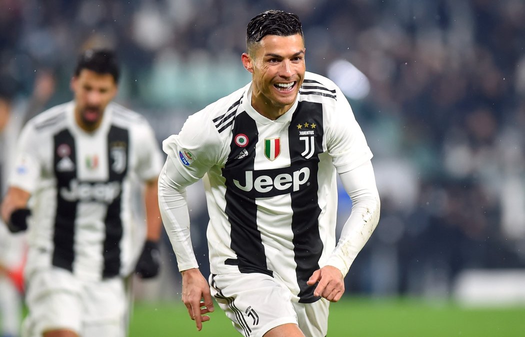 Cristiano Ronaldo slaví gól do sítě Parmy