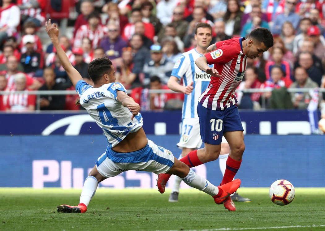 Ángel Correa z Atlétika Madrid se snaží přelstít Diega Reyese z Leganés