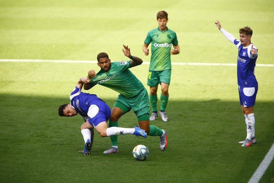 Fotbalisté San Sebastianu podlehli v 29. kole španělské ligy na hřišti Alavésu 0:2 a po druhé bodové ztrátě za sebou klesli v tabulce na šesté místo