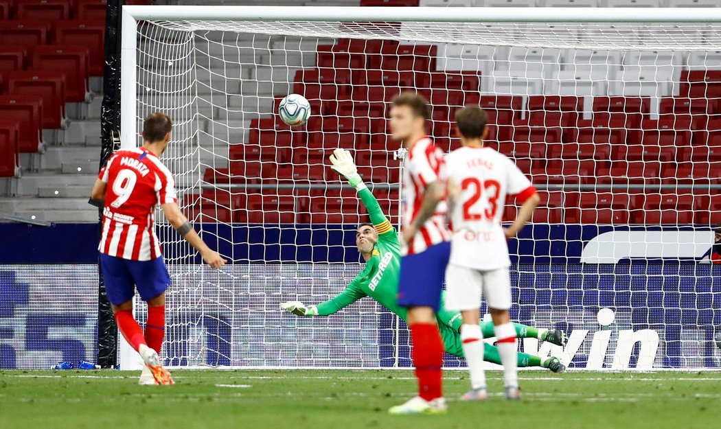 Álvaro Morata nedal při penaltě brankáři Manolu Reinovi žádnou šanci
