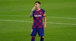 Lionel Messi zdraví fanoušky Barcelony poté, co vstřelil sedmistou branku v kariéře