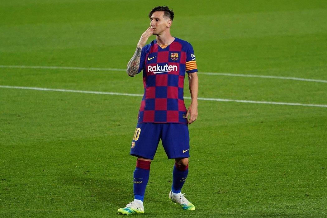 Lionel Messi zdraví fanoušky Barcelony poté, co vstřelil sedmistou branku v kariéře