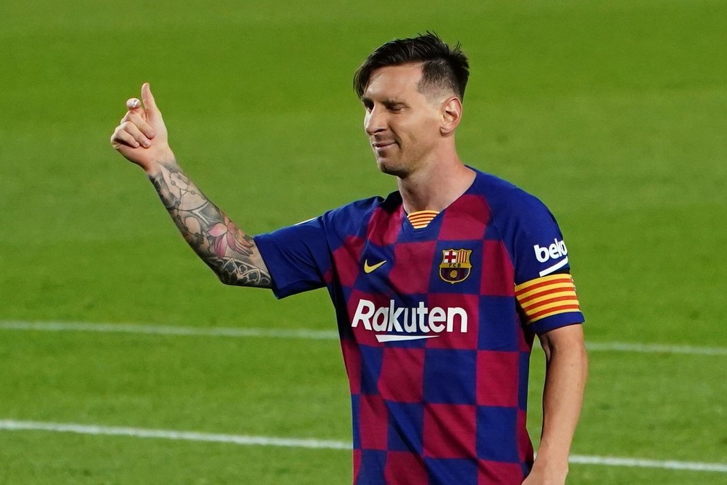 Kapitán Barcelony Lionel Messi poté, co proti Atlétiku vstřelil svou 700 soutěžní branku v kariéře