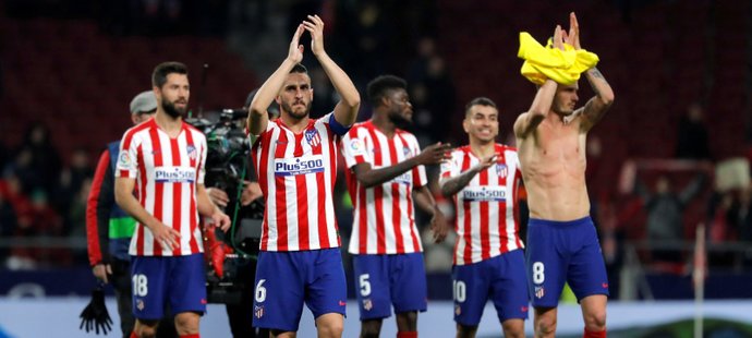 Fotbalisté Atlétika Madrid oslavují výhru nad Villarrealem