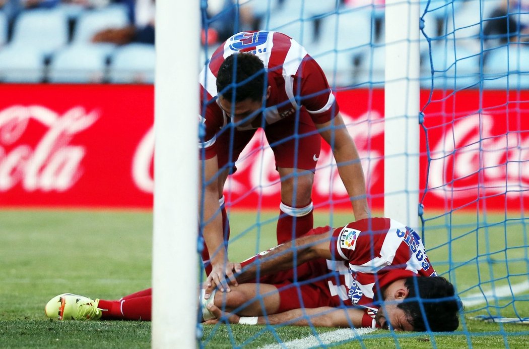 Útočník Atlétika Madrid Diego Costa neubrzdil svůj skluz a vyboural se na brankové konstrukci. Své gólové sebeobětování odnesl krvavým šrámem