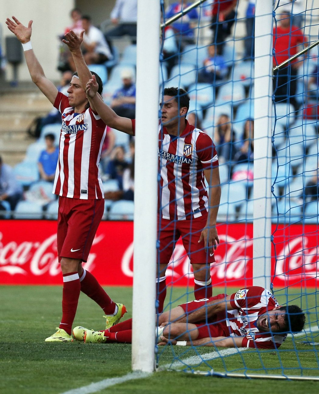 Rychle střídat! Diego Costa leží v bolestech na trávníku po svém gólovém zásahu proti Getafe, který však odnesl zraněním