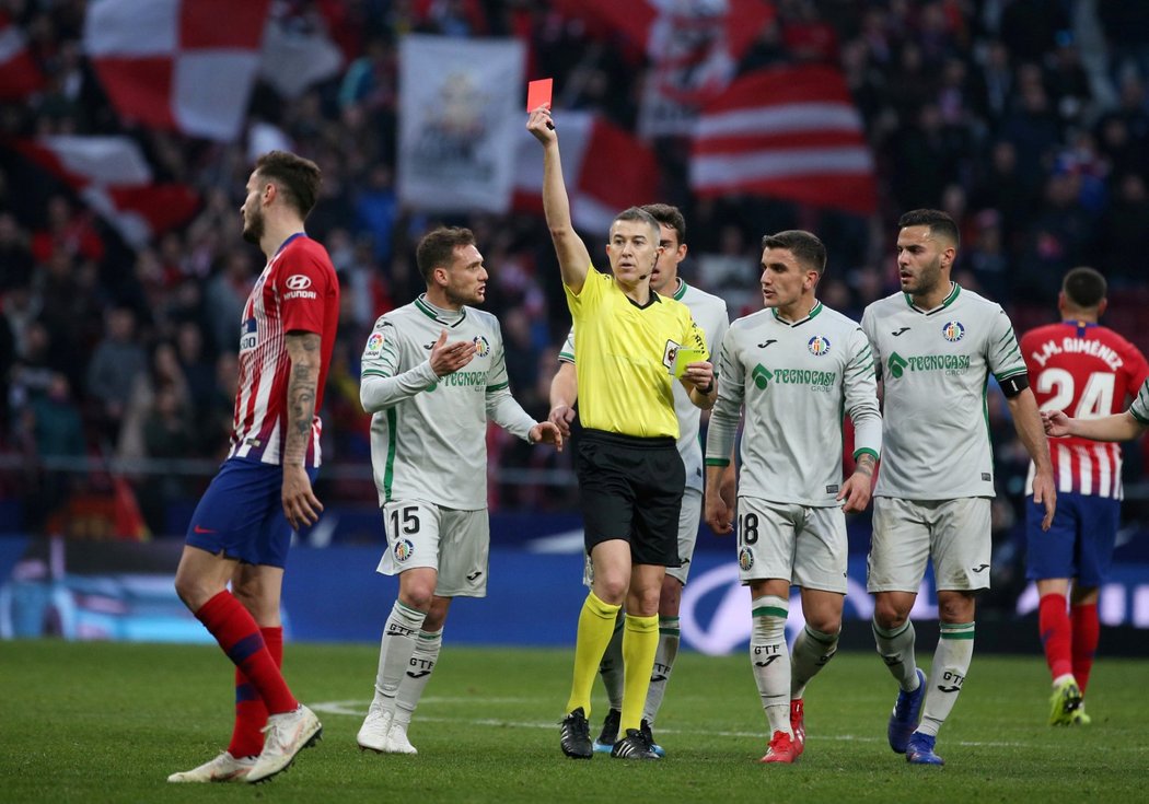 Getafe dohrávalo utkání na stadionu Atlética Madrid v devíti hráčích