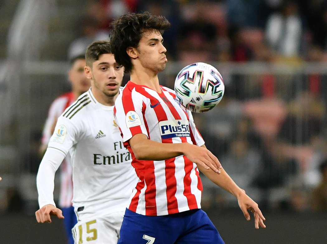 Joao Félix v madridském derby pod dohledem středopolaře Realu Federica Valverdeho