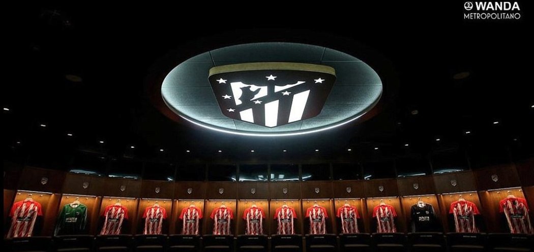 Na stropu šatny se nachází obří logo madridského klubu