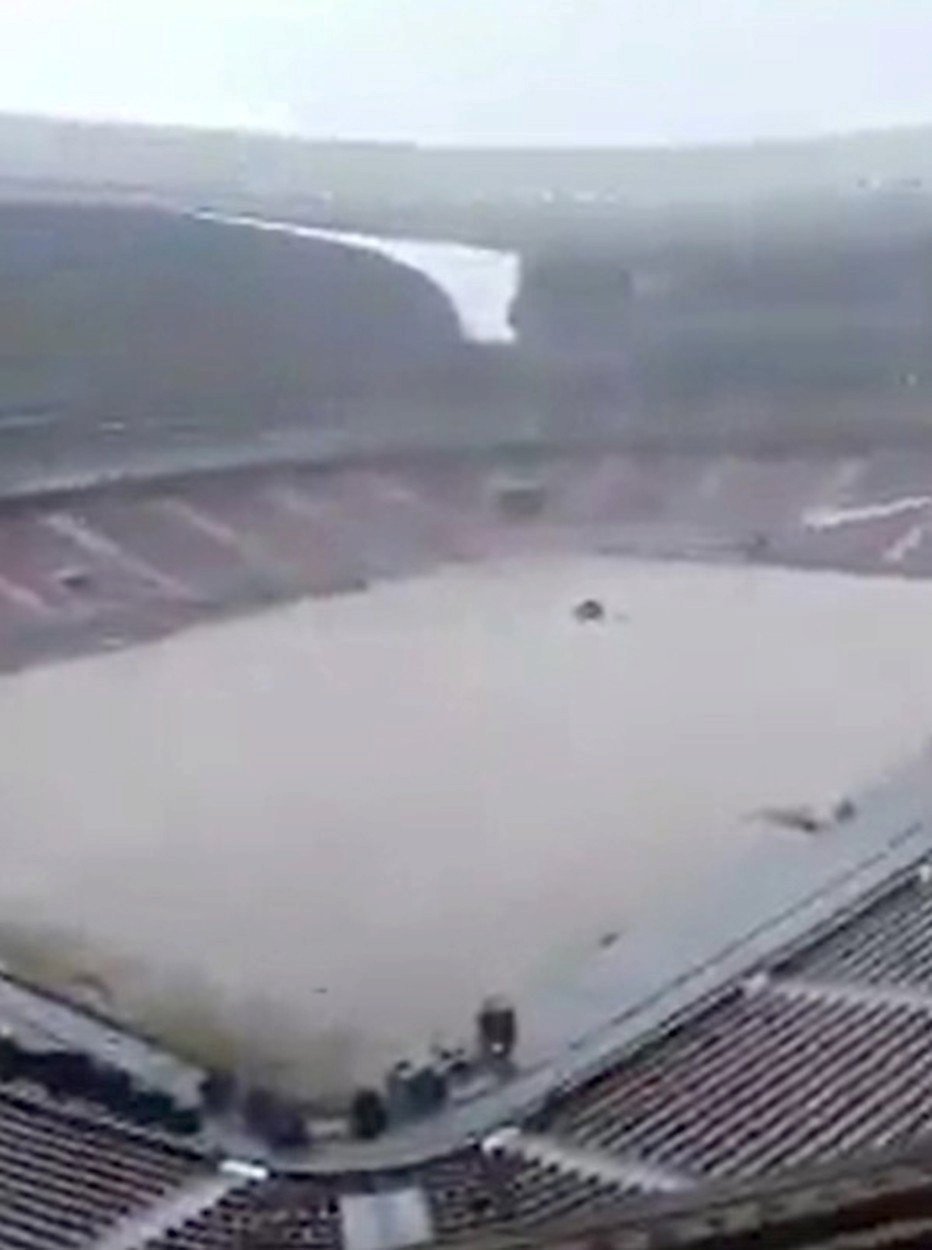 Nově zrekonstruovaný stadion Atlética ještě před pokladem trávníku