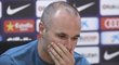 Andrés Iniesta se na tiskové konferenci, na které oznámil svůj konec v Barceloně, neubránil slzám