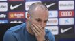 Andrés Iniesta se na tiskové konferenci, na které oznámil svůj konec v Barceloně, neubránil slzám