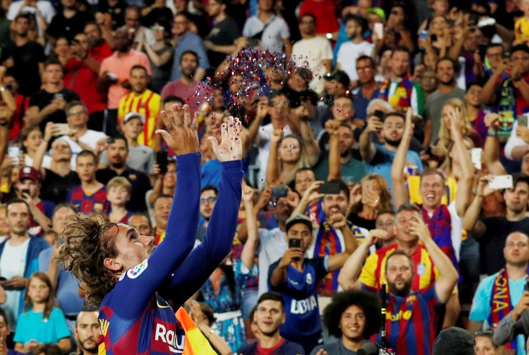 Druhou trefu do sítě Betisu Sevilla oslavil barcelonský Antoine Griezmann po vzoru basketbalové hvězdy LeBrona Jamese