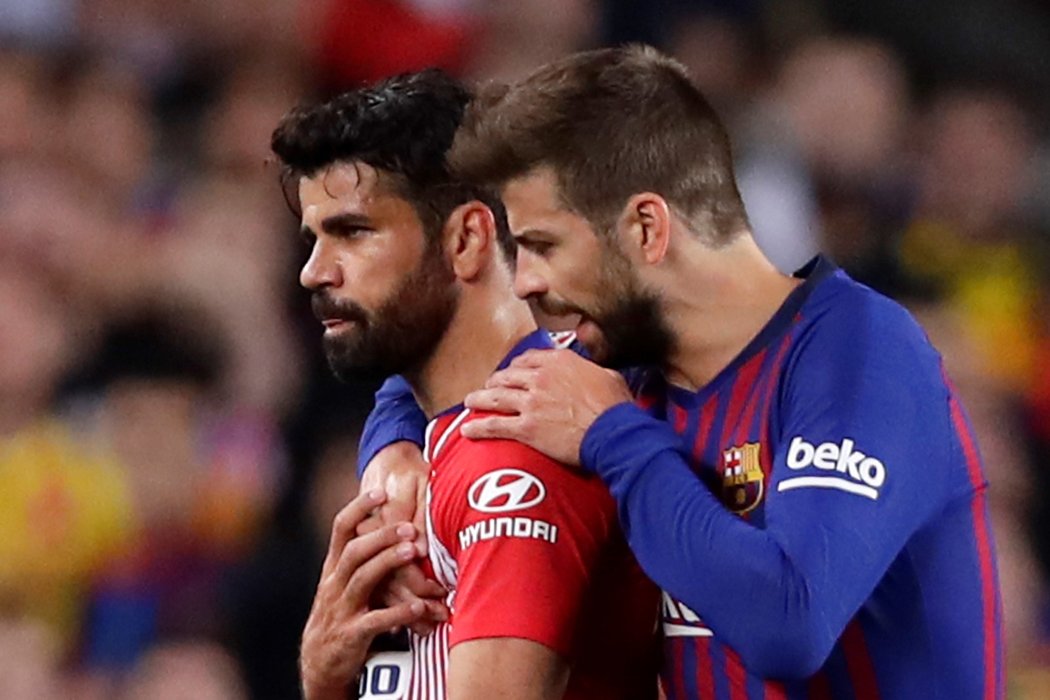 Útočník Atlétika Diego Costa a obránce Barcelony Gerald Pique