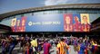 Fanoušci Barcelony před stadionem Camp Nou