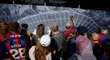 Fanoušci Barcelony před plakátem stadionu Camp Nou, který projde rozsáhlou rekonstrukcí