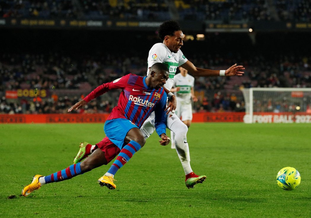 Útočník Barcelony Ousmane Dembélé se snaží prosadit v zápase proti Elche