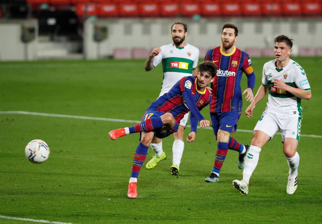 Francisco Trincao z Barcelony pálí na branku Elche