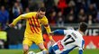 Lionel Messi se snaží přejít přes obránce v utkání Barcelony s Espaňolem