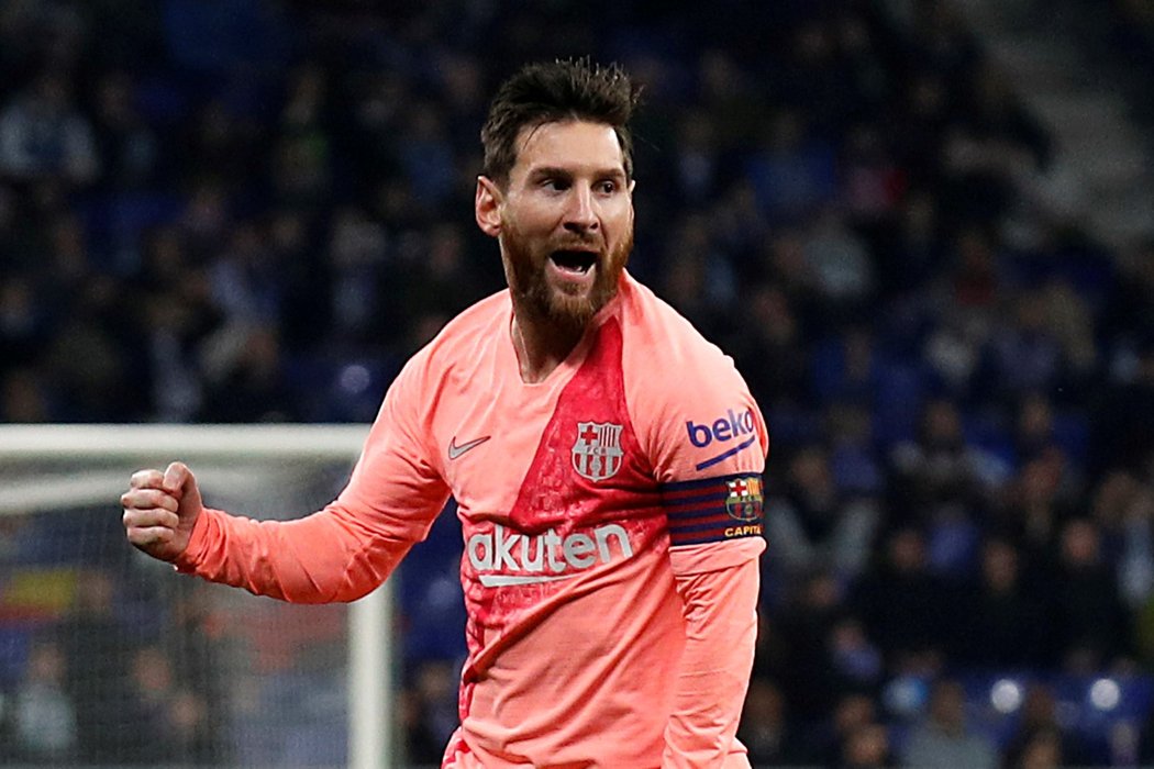 Barcelonská ikona Lionel Messi slaví branku do sítě Espaňolu