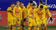 Radost fotbalistů Barcelony z branky v utkání proti Huesce
