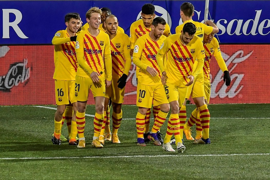 Radost fotbalistů Barcelony z branky v utkání proti Huesce