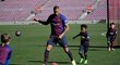 Nová posila Barcelony Kevin-Prince Boateng si při oficiálním představení na Camp Nou zakopal i s malými nadějemi klubu