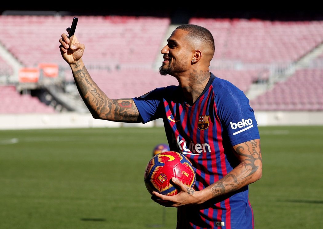 Ghanský záložník Kevin-Prince Boateng je prvotřídní showman, což ukázal i na oficiálním představení na stadionu Barcelony