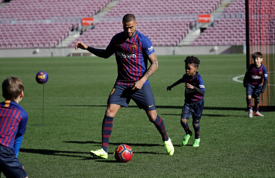 Nová posila Barcelony Kevin-Prince Boateng si při oficiálním představení na Camp Nou zakopal i s malými nadějemi klubu