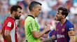 Lionel Messi dostává žlutou kartu v remízovém duelu Barcelony s Athleticem Bilbao