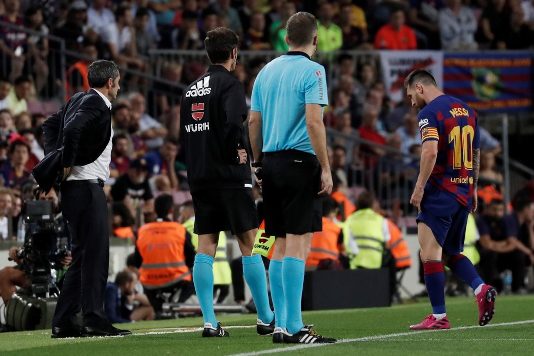 Barcelonský Lionel Messi se v utkání s Villarrealem znovu zranil. Střídal kvůli problémům s přitahovačem