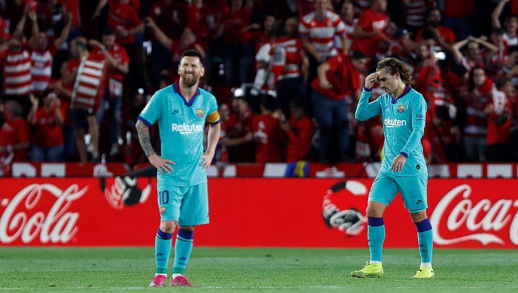 Zklamané hvězdy Barcelony Antoine Griezmann a Lionel Messi po prohře v Granadě