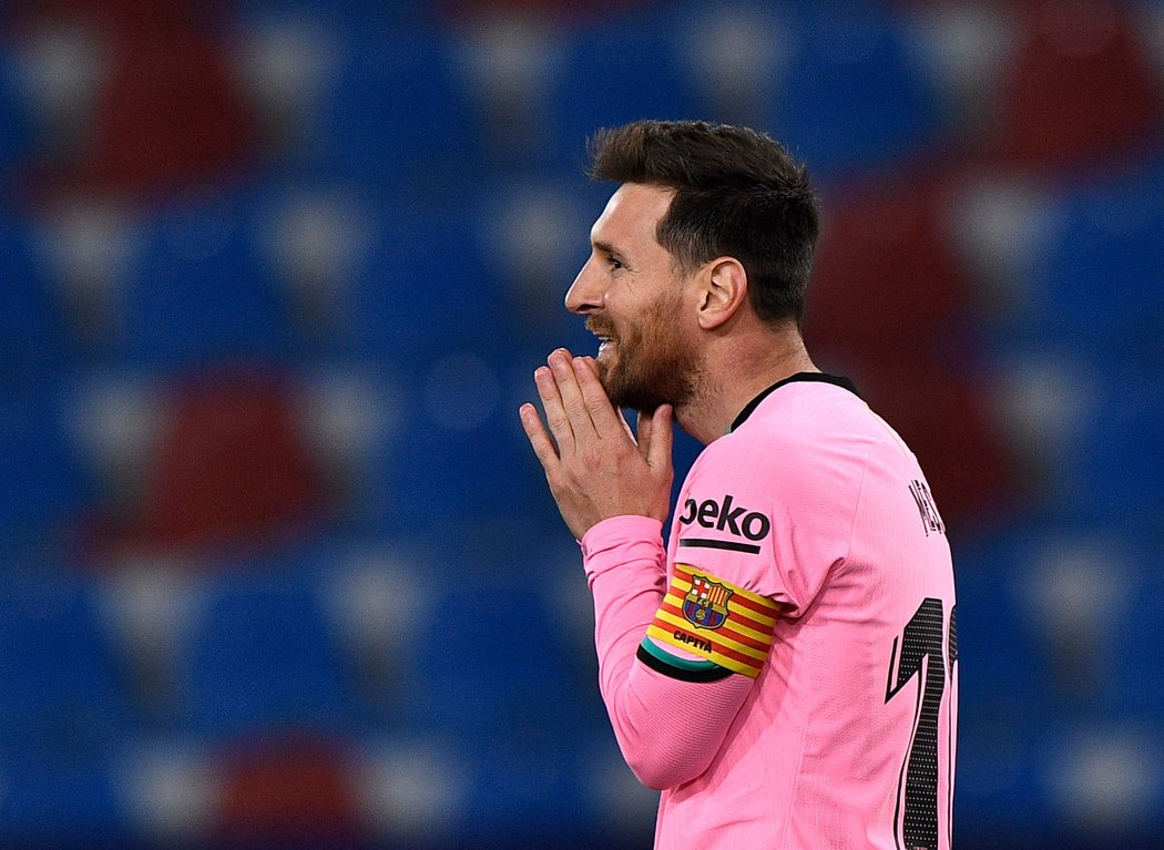 Lionel Messi bere v Barceloně královské peníze.