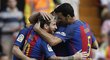 Lionel Messi přijímá gratulace od svých spoluhráčů