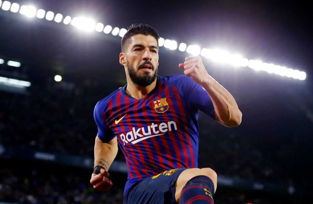 Luis Suárez oslavuje svou trefu proti Betisu Sevilla